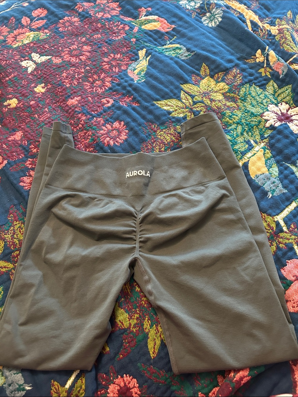 Aurola Olive High-Rise Ruched Leggings